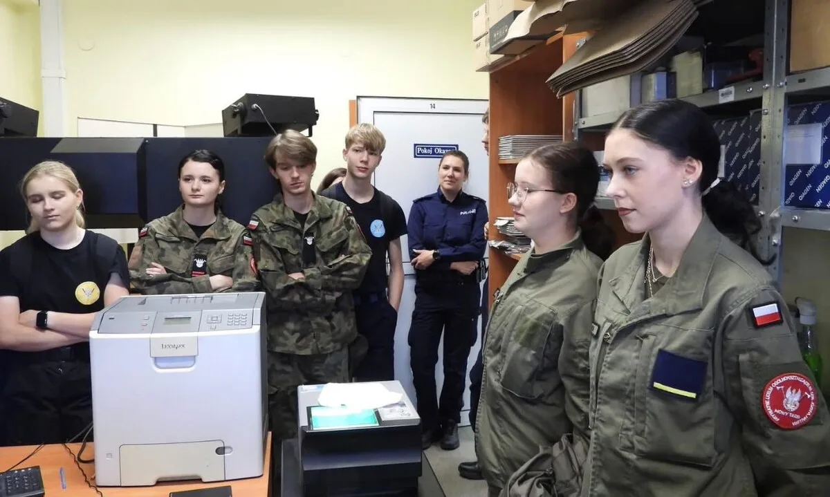 Wizyta uczniów Prywatnego Liceum Ogólnokształcącego im. Józefa Hallera w nowotarskiej policji