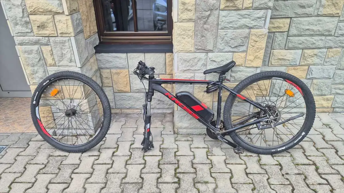 Zatrzymanie sprawców kradzieży roweru elektrycznego w Czarnym Dunajcu