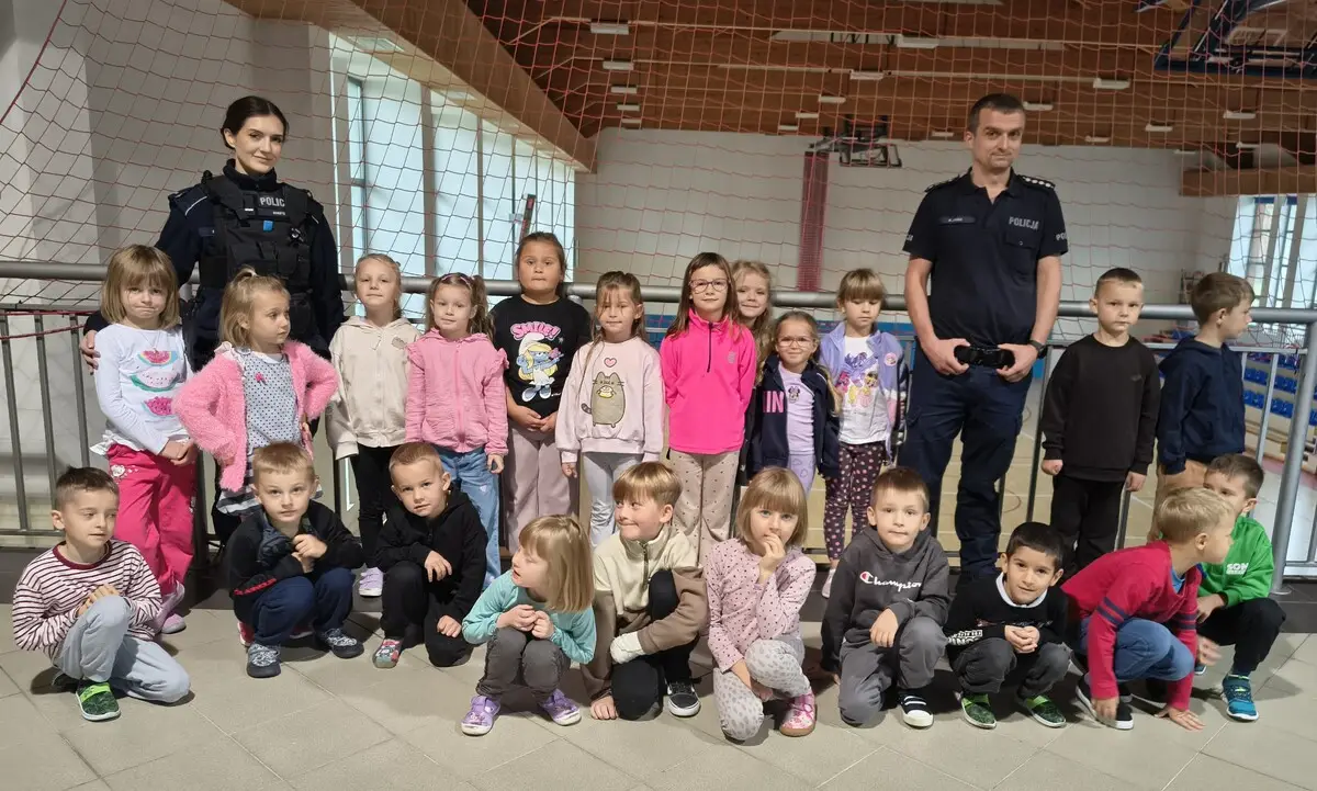 Spotkanie dzielnicowego z uczniami w Cichem o bezpieczeństwie i przeciwdziałaniu przemocy