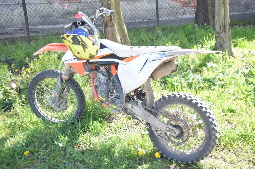 15-latek zatrzymany za nieodpowiedzialną jazdę motocyklem crossowym w Nowym Targu
