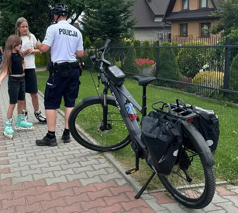 Patrole rowerowe policji zapewniają bezpieczeństwo na trasach