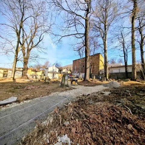 Prace nad alejkami w zabytkowym Cmentarzu Szalayowskim