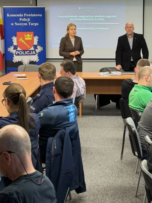 Szkolenie w Komendzie Powiatowej Policji w Nowym Targu na temat zagrożeń psychospołecznych i mobbingu